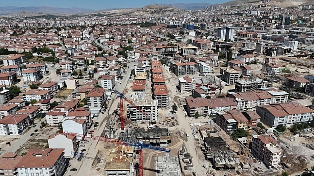 Malatya'da 16 kişinin öldüğü deprem davasında! Belediye çalışanları da ceza aldı