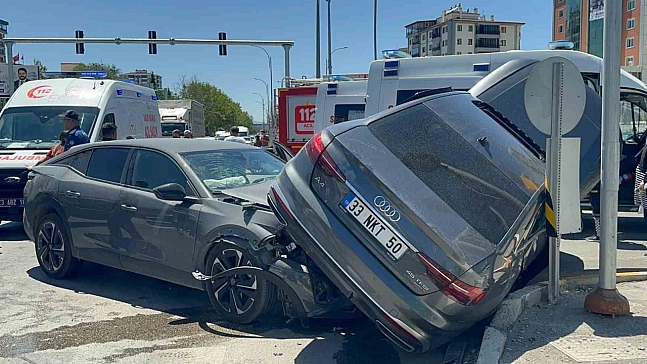 İki otomobil çarpıştı: 5 yaralı