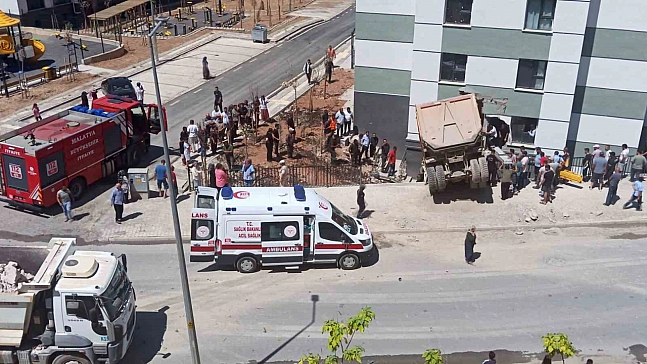 Kamyon eve girdi, sürücü yaralandı