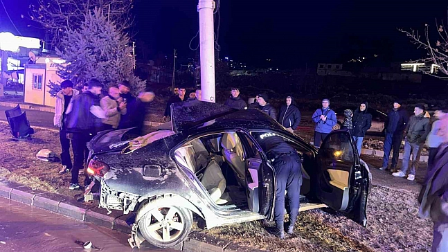 Kontrolden çıkıp trambüs direğine çarptı