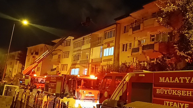 Malatya'da 4 katlı binanın çatısında yangın çıktı