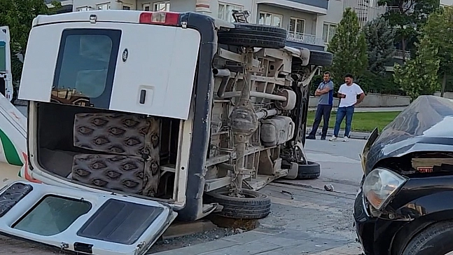 Malatya'da kaza: Minibüs yan yattı