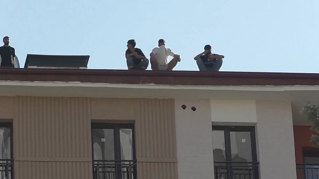 Malatya'da yine maaş krizi: 8 işçi çatıya çıktı!