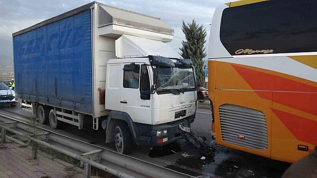 Malatya'da feci kaza: Otobüs ve kamyon çarpıştı!