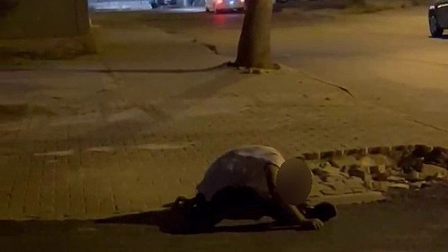Sokak ortasında yere yığıldı! Dakikalarca bekledi