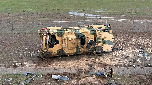 TAG Otoyolu'nda kontrolden çıkan askeri araç devrildi: 10 asker yaralandı