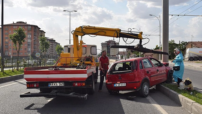 Beton mikseri otomobile çarptı 