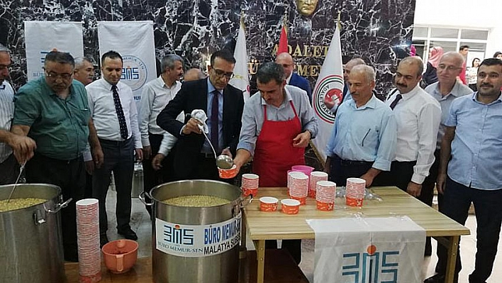 Büro Memur-Sen Aşure dağıttı