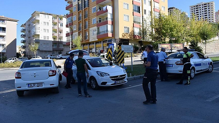 İki otomobil çarpıştı: 1 yaralı 