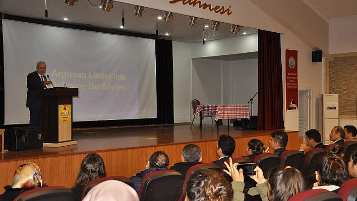 Yılmaz'a plaket verildi 