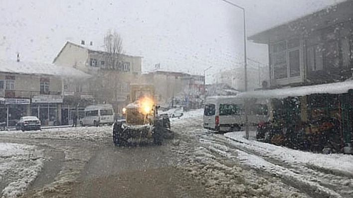 Yol ulaşıma kapandı 