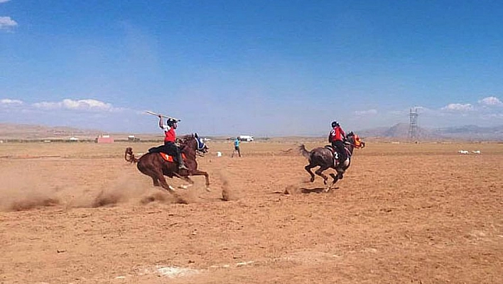 Yazıhan'da atlı cirit heyecanı 