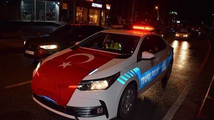 Polislere alkışlı kutlama