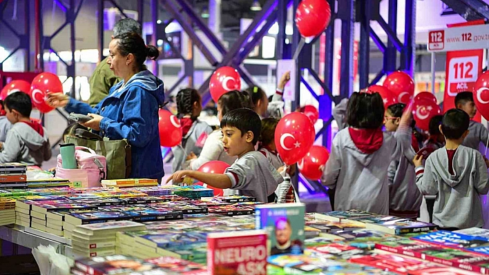 Kitap Fuarı'nda Yoğun İlgi: Kitapseverler ve Yazarlar Bir Arada!