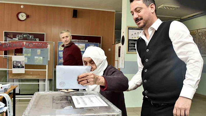 112 yaşındaki Güllü nine oy kullanma heyecanını bir kez daha yaşadı!