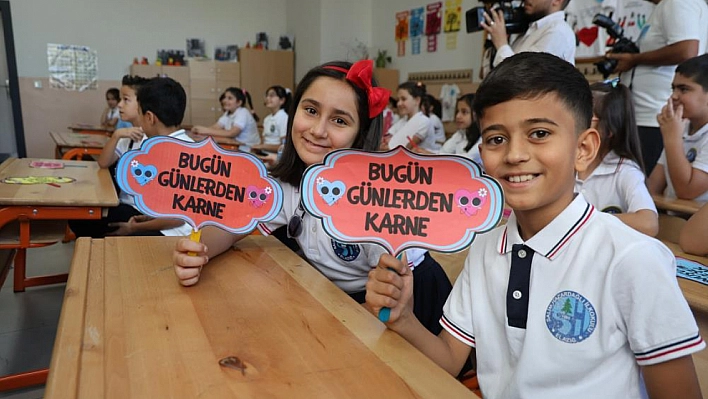 122 bin öğrenci karne heyecanı yaşadı