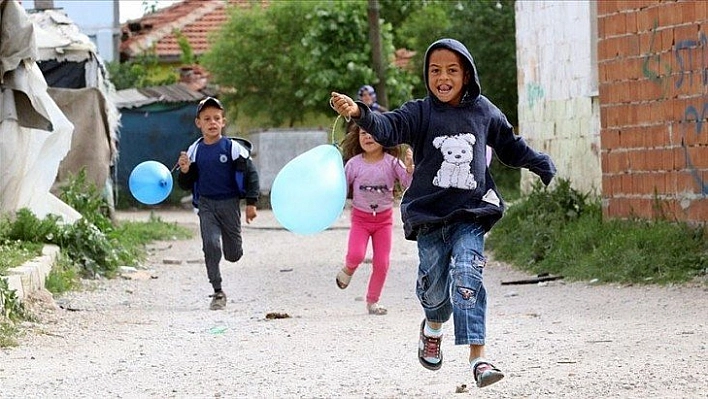 14 yaş altı çocuklar ilk kez sokağa çıktı