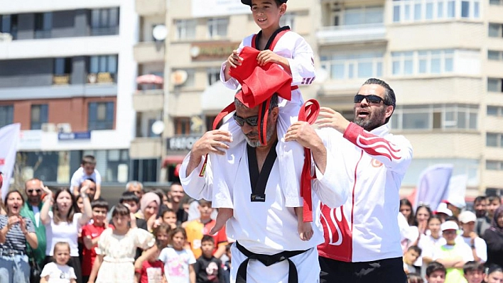 19 Mayıs renkli görüntülere sahne oldu