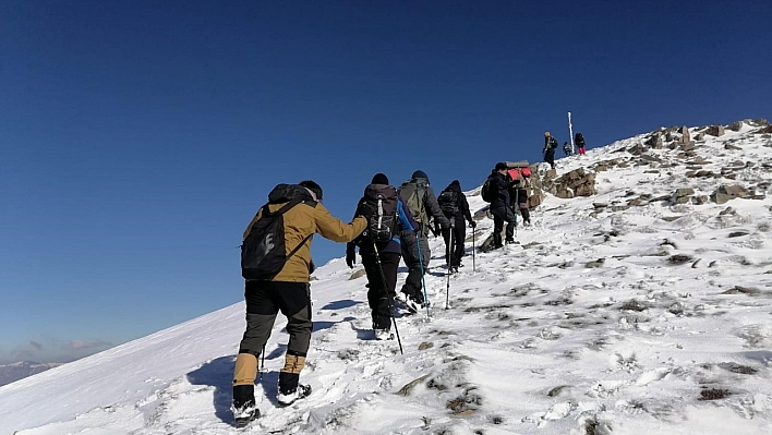 2 bin 240 rakımlı Mığır tepesine tırmanıp yıpranan Türk bayrağını değiştirdiler