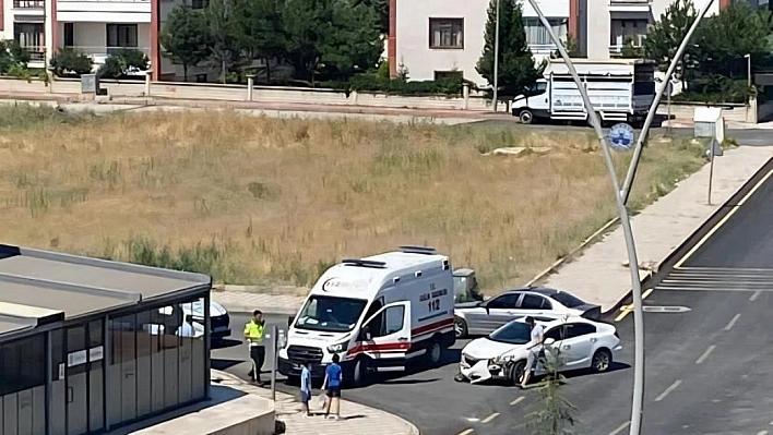2 otomobil çarpıştı: 1 yaralı