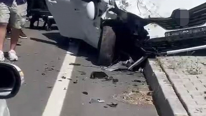 2 otomobil çarpıştı: 3 yaralı