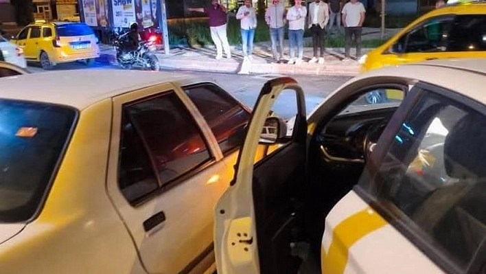 2 otomobil kafa kafaya çarpıştı: 2 yaralı
