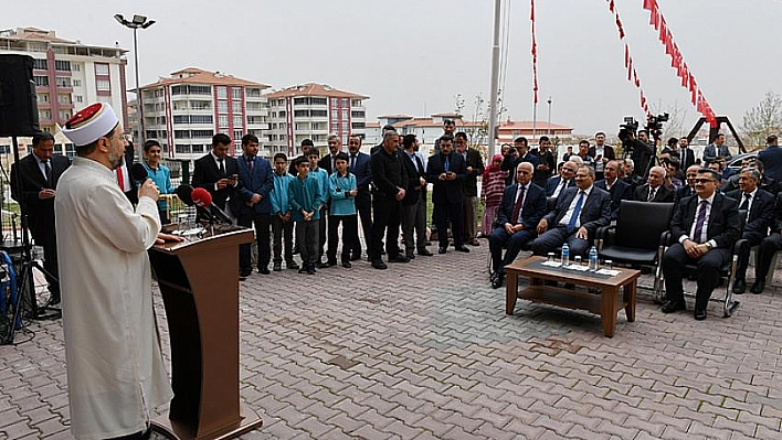 Sizin en hayırlınız Kur'an'ı öğreten ve öğrenendir 