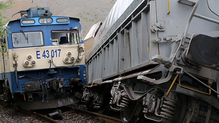 İki yük treni çarpıştı