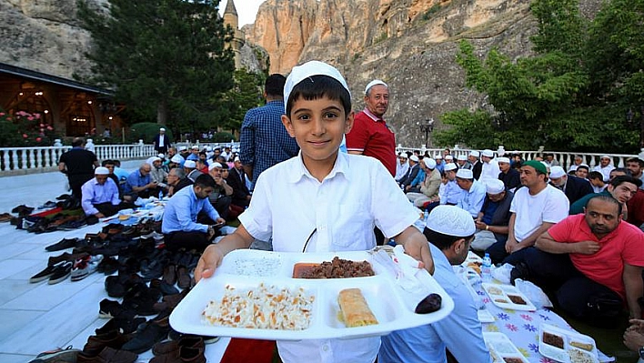 Somuncu Baba Külliyesi'nde 3 bin kişiye iftar