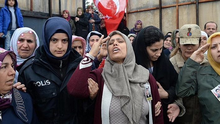 Şehidin annesi oğlunu asker selamıyla uğurladı