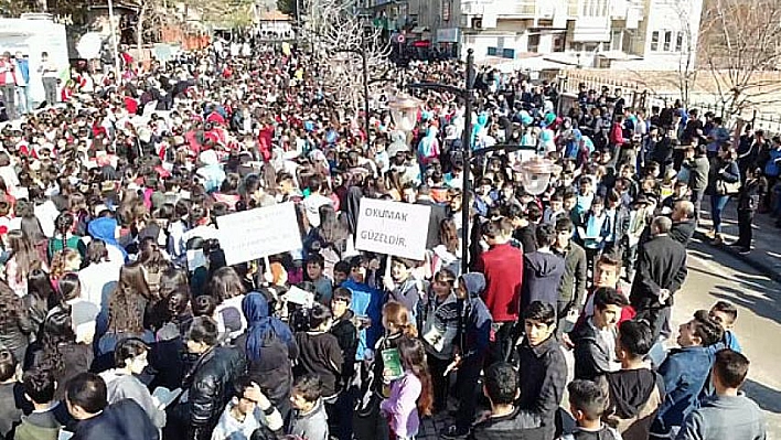 Caddeyi trafiğe kapatıp kitap okudular