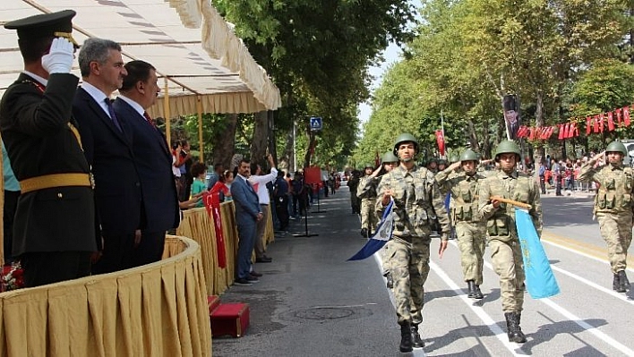 Zafer Bayramı törenlerle kutlandı