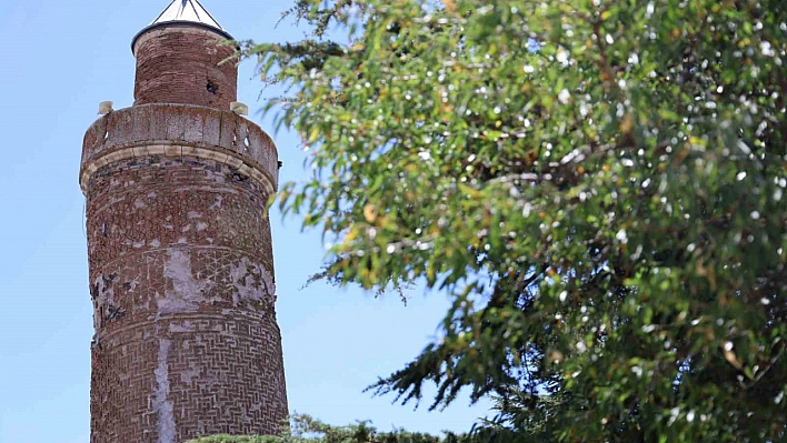 Harput Ulu Camii'nin minaresi, Pisa Kulesi'nden daha eğri!