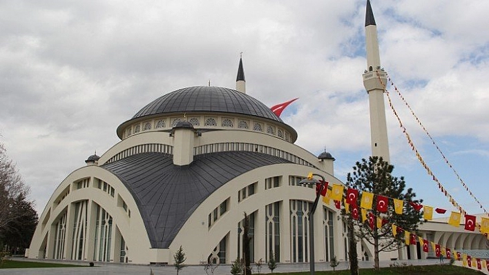 '40 yıl camisiz üniversiteler oldu'