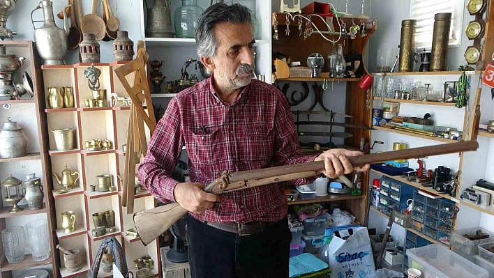 İşyeri yıkıldı, merakı kaldı: Malatya'da antikalarıyla hayata tutunuyor