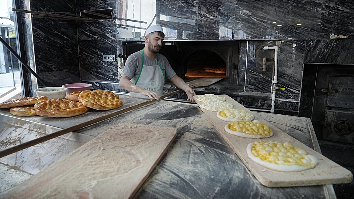 7 metrelik pide görenleri hayrete düşürdü