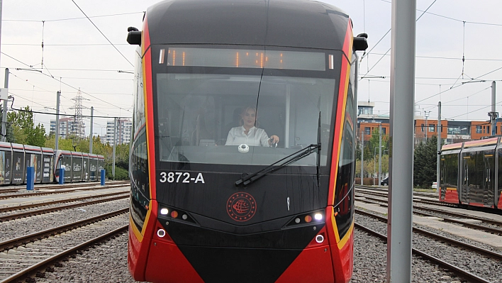 80 tonluk tramvaya kadın eli değdi