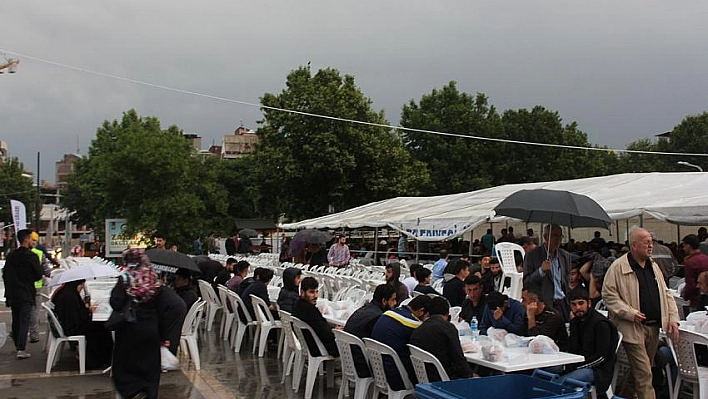 Yağmur altında iftar