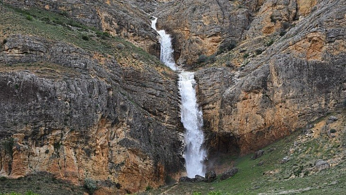 Adeta yapay şelale oluştu