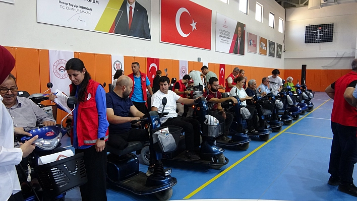 Adıyaman'da 41 akülü sandalye depremzede vatandaşlara teslim edildi