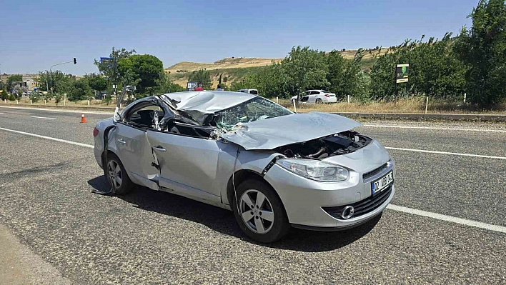 Adıyaman'da biçerdöver ile otomobil çarpıştı