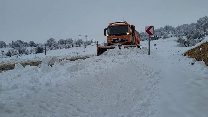 Adıyaman'da kar köy yollarını kapattı