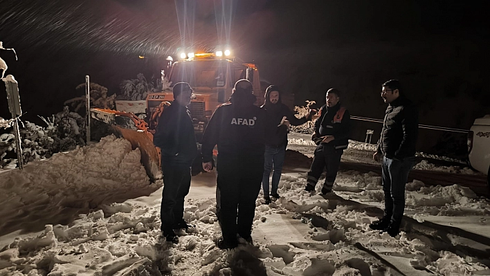 Adıyaman'da kar nedeniyle yolda mahsur kalan 9 kişi kurtarıldı