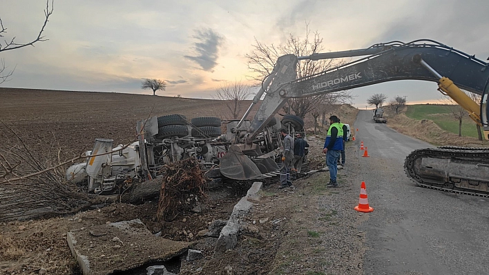 Adıyaman'da kaza: Beton mikseri devrildi