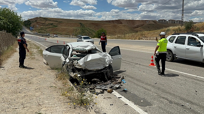 Adıyaman'da otomobil kamyona arkadan çarptı: 1 ölü