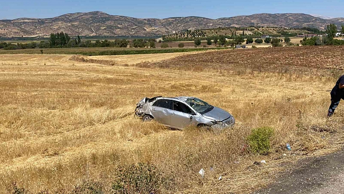 Adıyaman'da araba pert oldu: 1'i ağır 2 yaralı