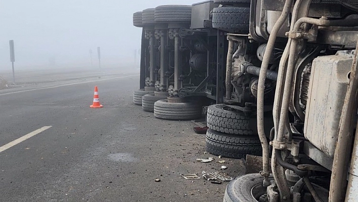 Afşin'de pancar yüklü tır devrildi