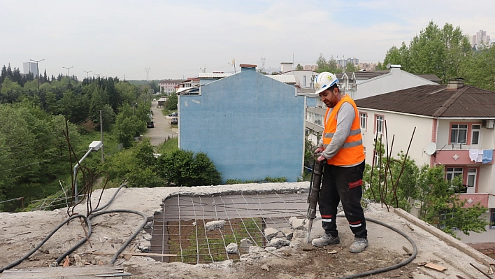 Ağır hasarlı bina 24 yıl sonra yıkılıyor