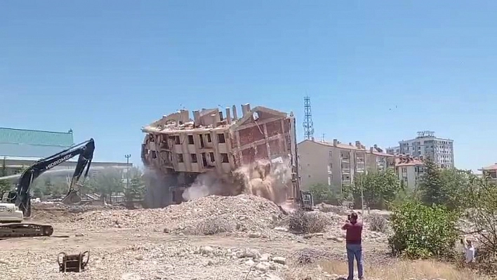 Ağır hasarlı bina korna sesi yıkıldı