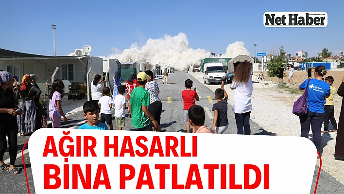 Ağır hasarlı bina patlatıldı